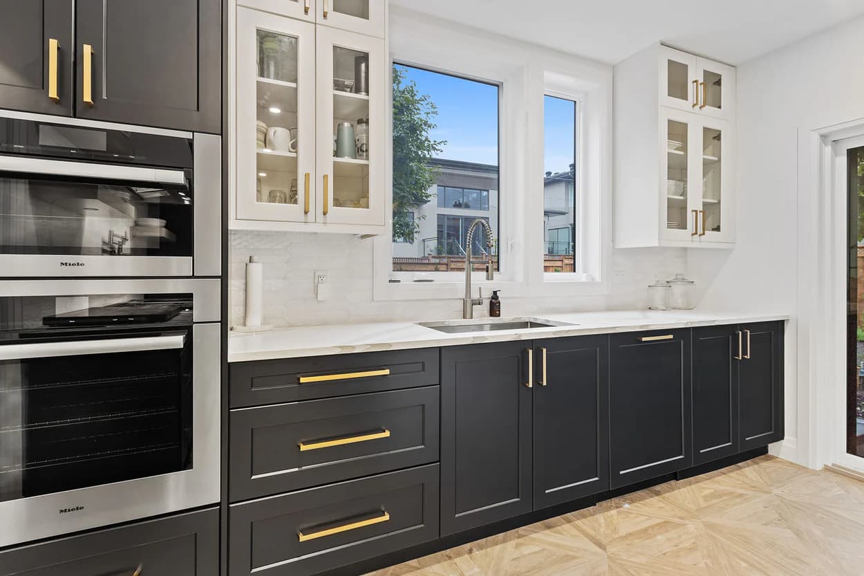 Contemporary Two-Tone Kitchen